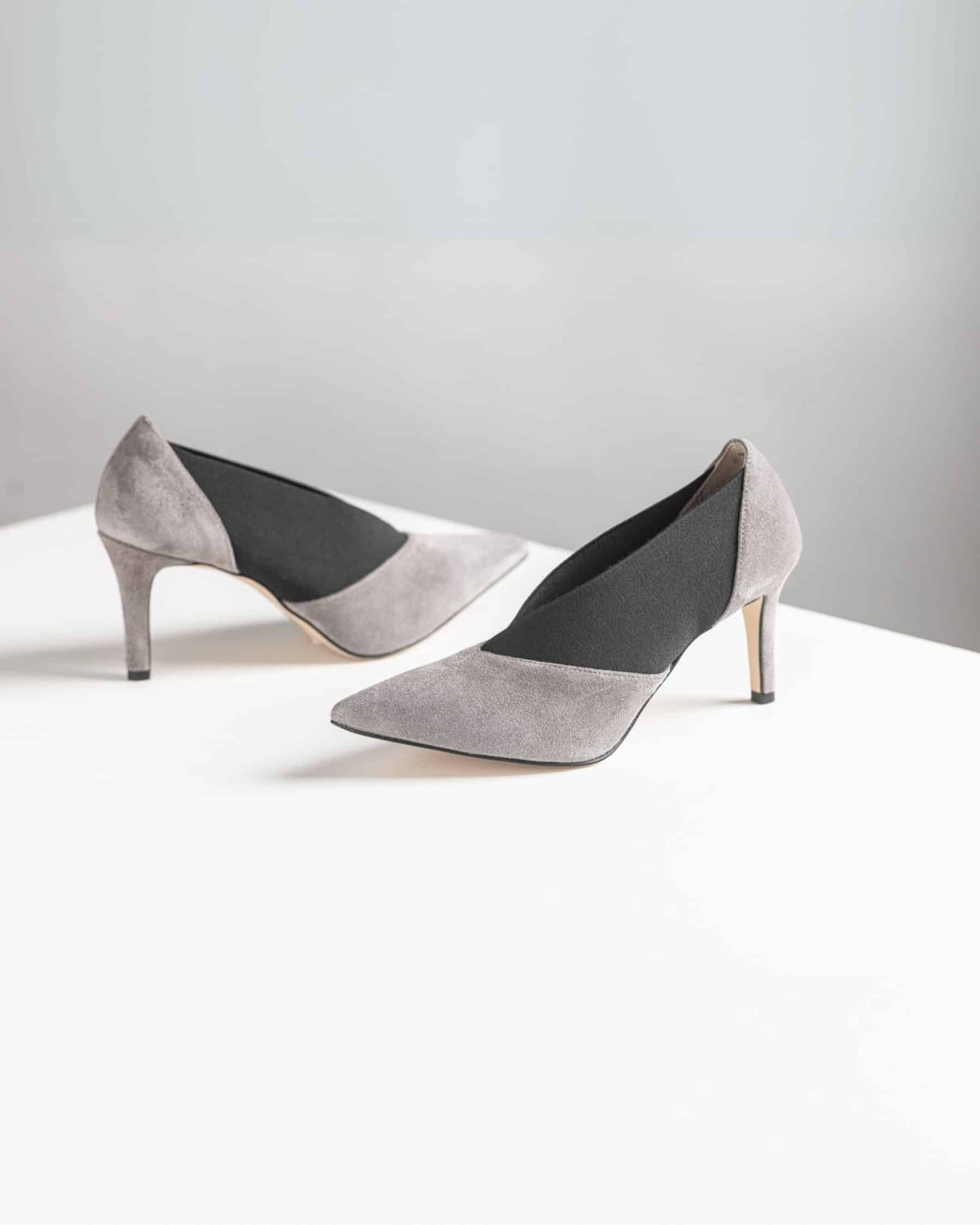 Décolleté Alina in suede grigio ed elastico