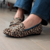 Mocassino con doppia fibbia Doris in cavallino animalier e profilo in camoscio ottanio