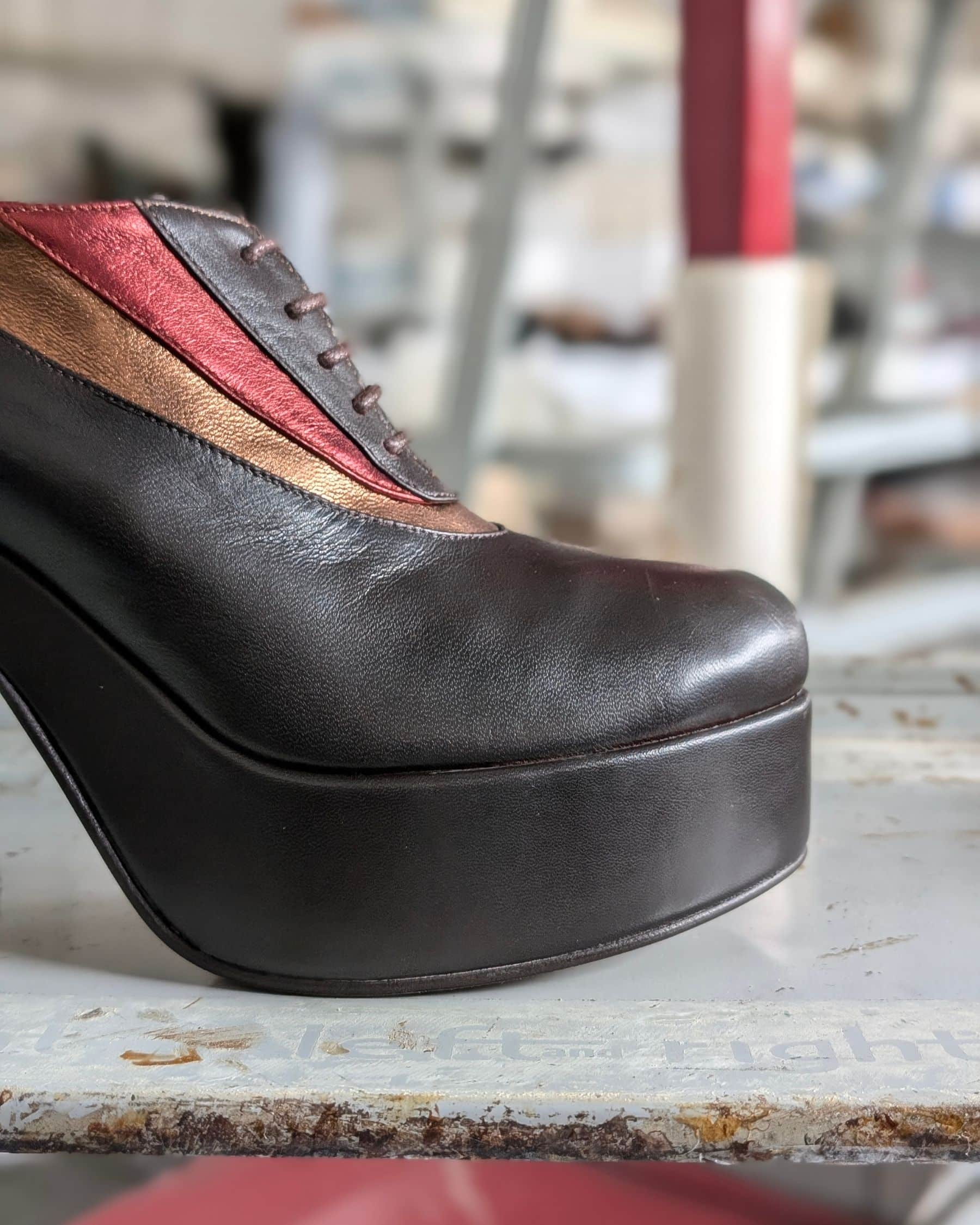 HIROKO Scarpa con zeppa in nappa testa di moro, laminato rame, laminato bordeaux (2)