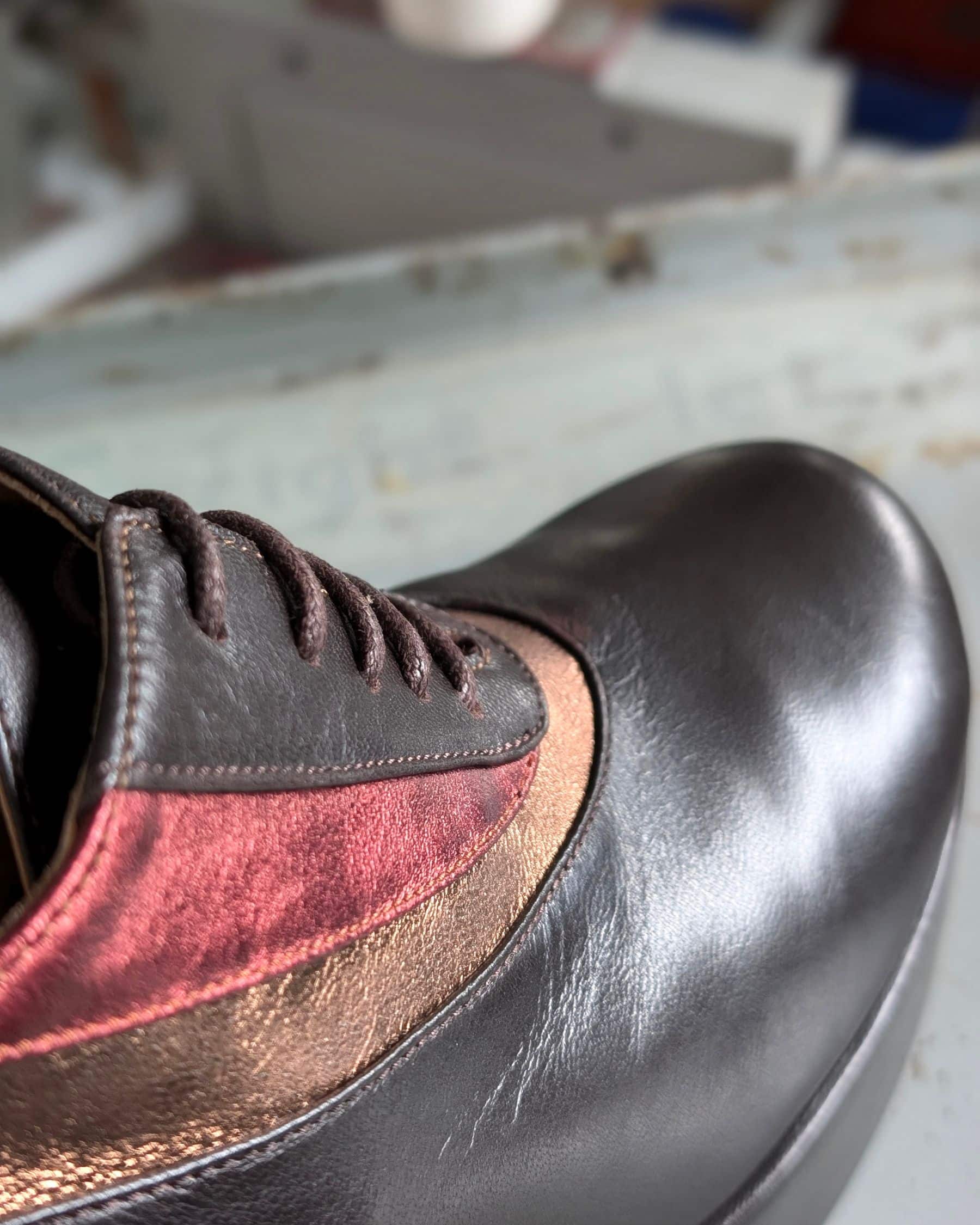 HIROKO Scarpa con zeppa in nappa testa di moro, laminato rame, laminato bordeaux (3)