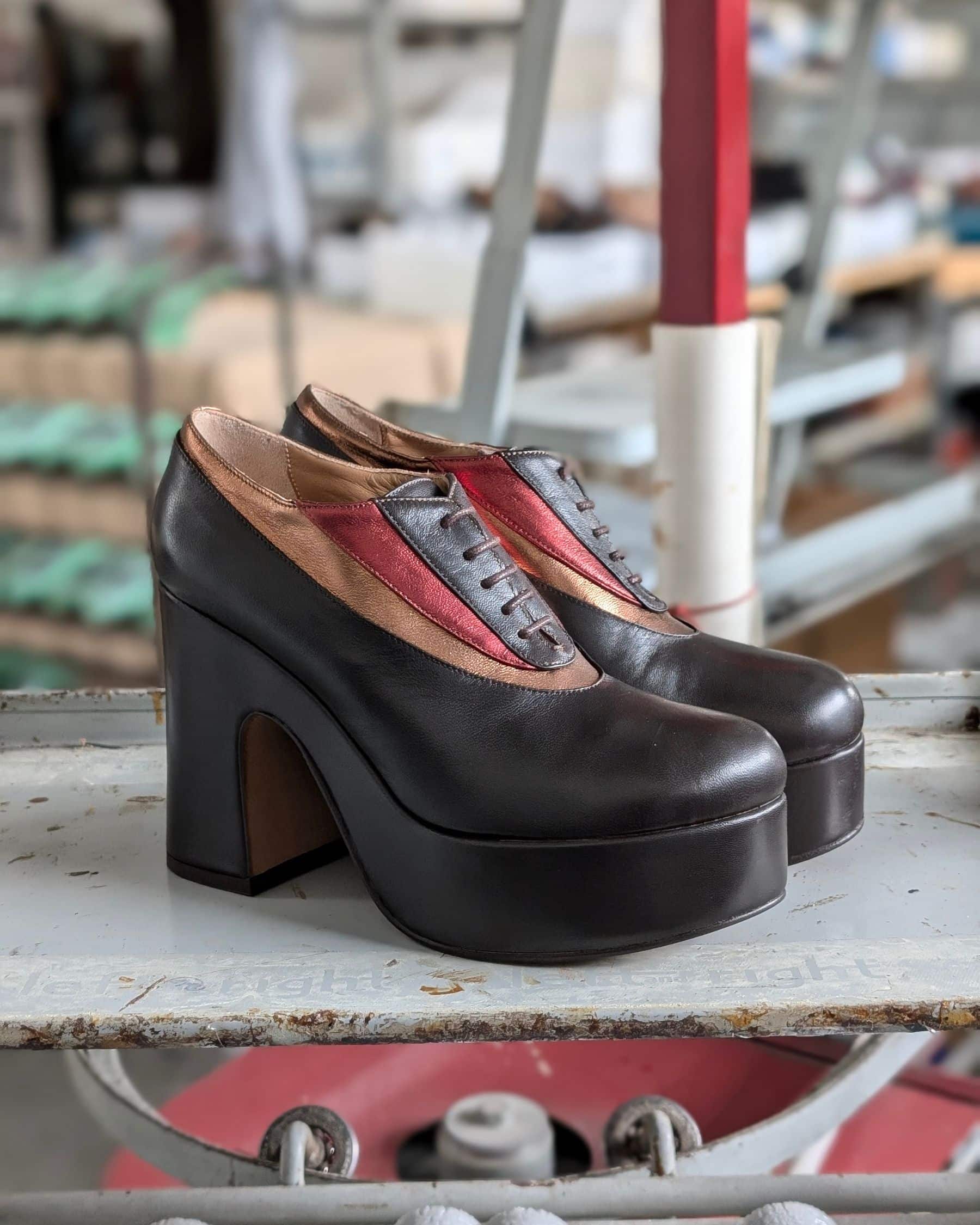 HIROKO Scarpa con zeppa in nappa testa di moro, laminato rame, laminato bordeaux (4)
