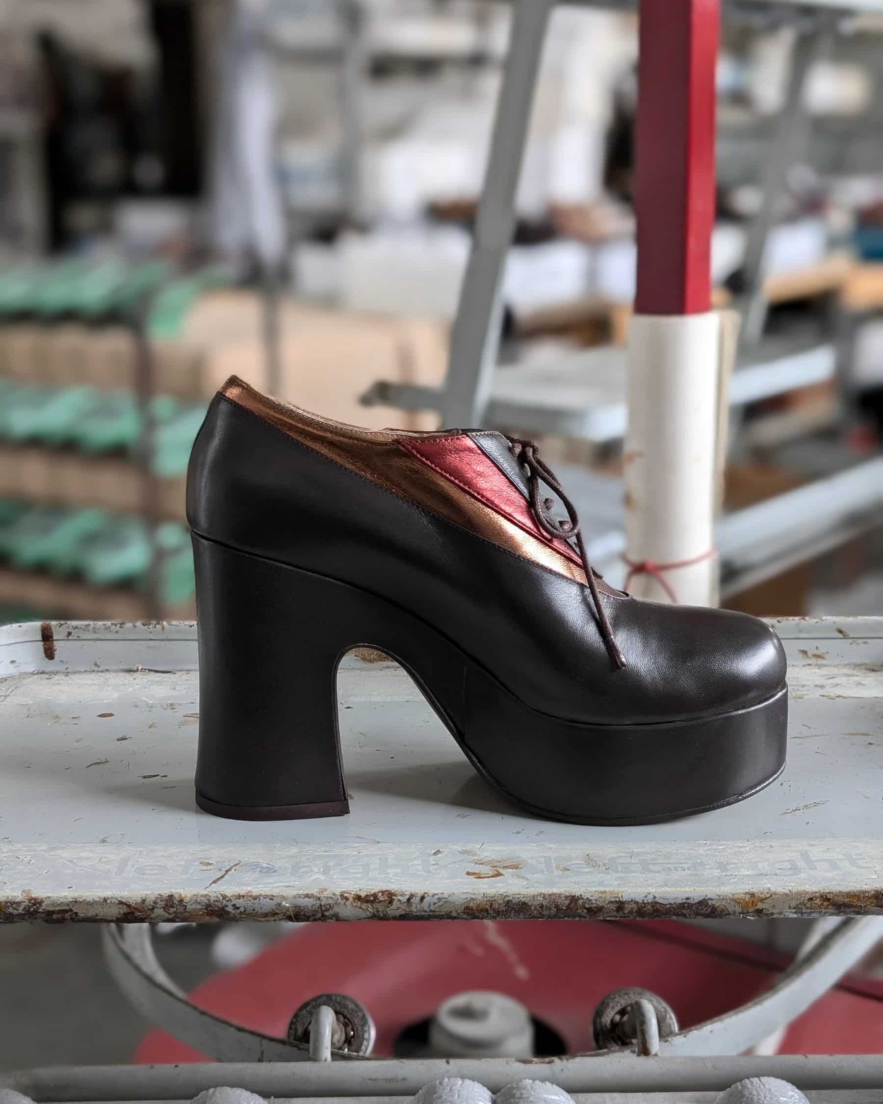 HIROKO Scarpa con zeppa in nappa testa di moro, laminato rame, laminato bordeaux