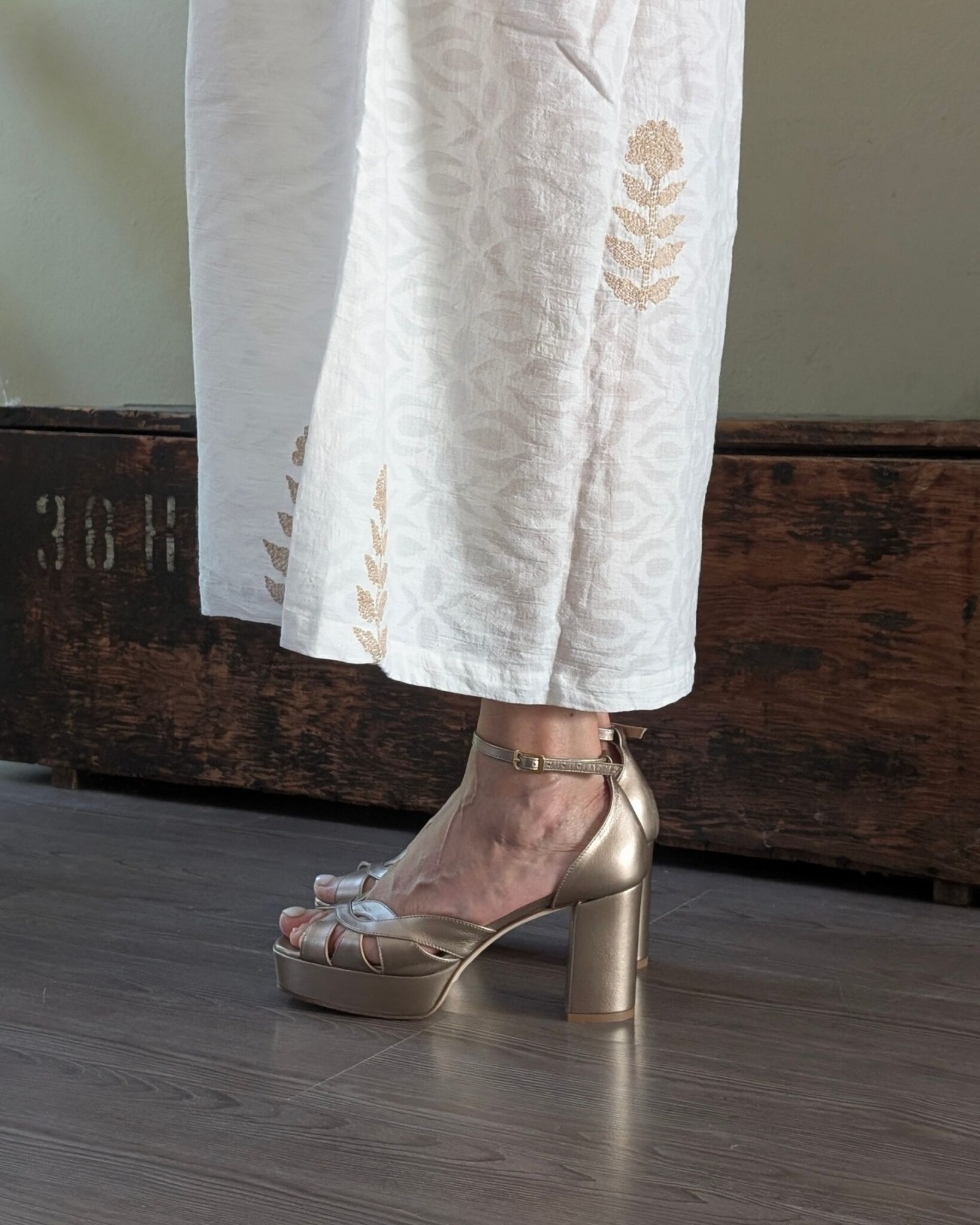 Lucy_sandalo plateau in nappa laminato beige (2)