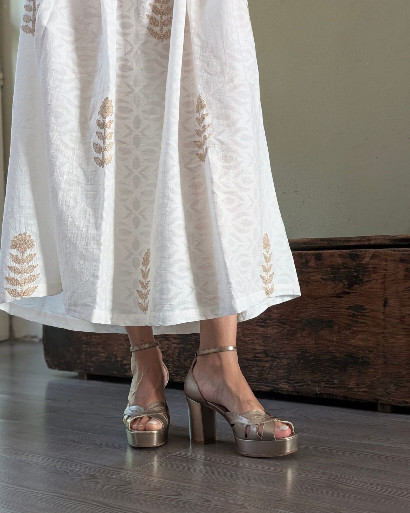Lucy_sandalo plateau in nappa laminato beige