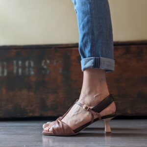 GAIA Sandalo con tacco basso e chiusura con velcro in nappa phard e cioccolato