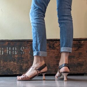 GAIA Sandalo con tacco basso e chiusura con velcro in nappa phard e cioccolato