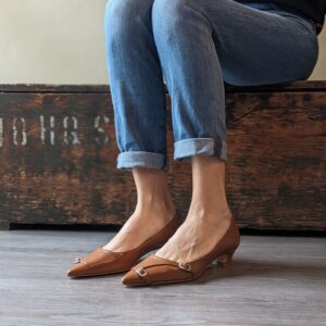 Lisa dรฉcolletรฉ kitten con cinturini in nappa cuoio