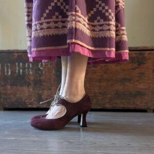 Emily decollete mary jane stringata con tacco cubano di 7 cm in camoscio bordeaux e laminato beige