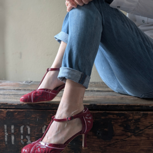 Décolleté T-bar Bianca tanghera con tacco 7 cm in camoscio stampato rosso