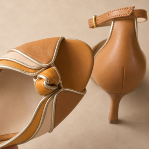 Sandalo Tiffany con tacco sottile 70 mm in nappa cuoio, melone e senape e laminato beige
