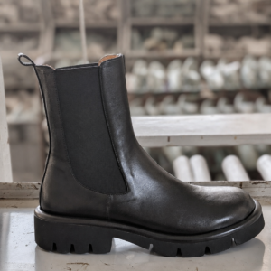 Stivaletto Chelsea Fluffy Beat in nappa nera con fondo roccia