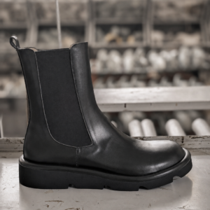 Stivaletto Chelsea Fluffy Beat in nappa nera con fondo zeppa